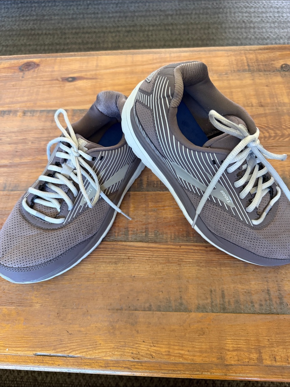 Brooks Women's Addiction Walker Suede Walking Shoes, NEAR NEW CONDITION Sz 9